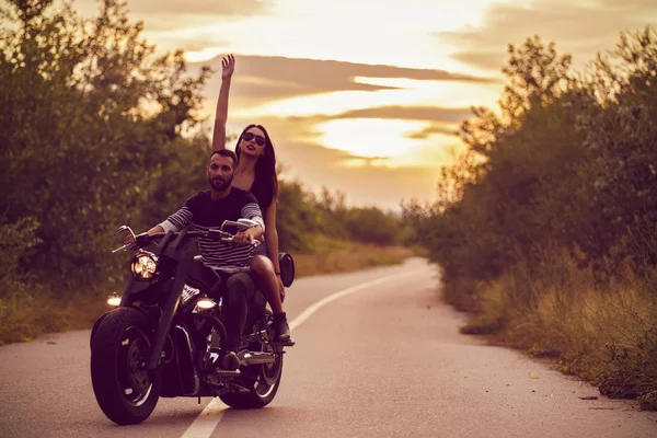 Imagem romântica com um par de belos jovens motociclistas — Fotografia de Stock