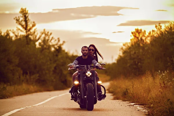 Imagem romântica com um par de belos jovens motociclistas — Fotografia de Stock