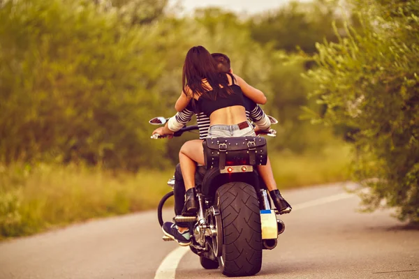 Romantisches Bild mit ein paar schönen jungen Bikern — Stockfoto