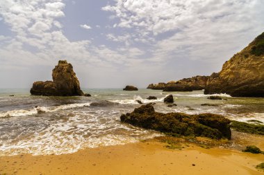 güzel bir plaj Atlantik Okyanusu, Algarve, Portekiz