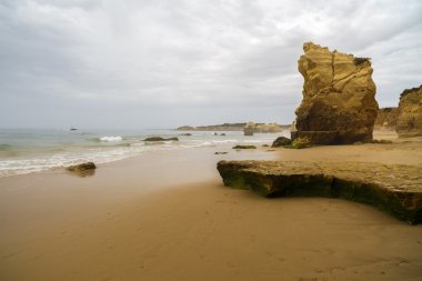 güzel bir plaj Atlantik Okyanusu, Algarve, Portekiz