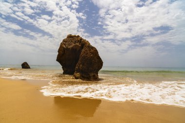 güzel bir plaj Atlantik Okyanusu, Algarve, Portekiz