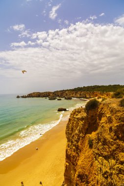 güzel bir plaj Atlantik Okyanusu, Algarve, Portekiz