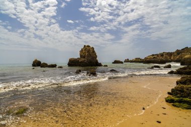 güzel bir plaj Atlantik Okyanusu, Algarve, Portekiz