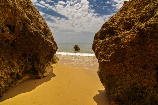 Piękna plaża na Ocean Atlantycki, Algarve, Portugalia — Zdjęcie stockowe