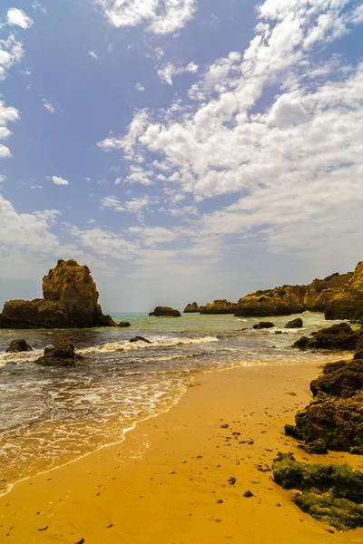 Bellissima spiaggia sull'Oceano Atlantico, Algarve, Portogallo — Foto Stock