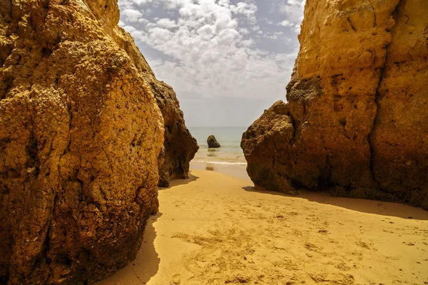 Bela praia no Oceano Atlântico, Algarve, Portugal — Fotografia de Stock