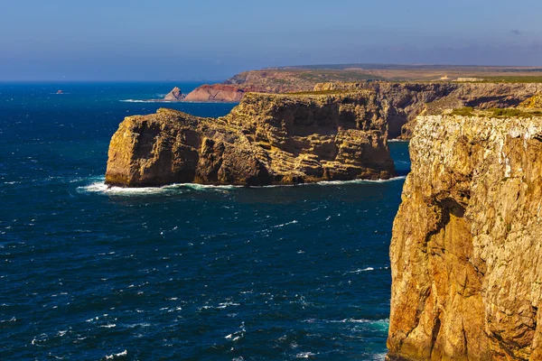 Hermoso paisaje con costa rocosa del océano —  Fotos de Stock