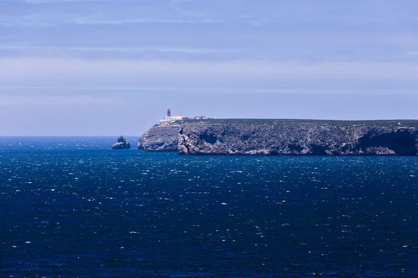 Beau paysage avec bord de l'océan rocheux — Photo