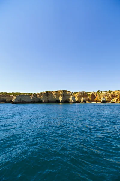 Bellissimo paesaggio con riva rocciosa dell'oceano — Foto Stock