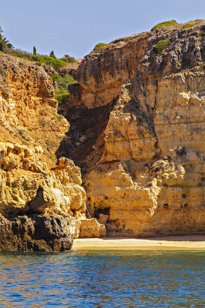 Красивый пейзаж с скалистым берегом океана — стоковое фото