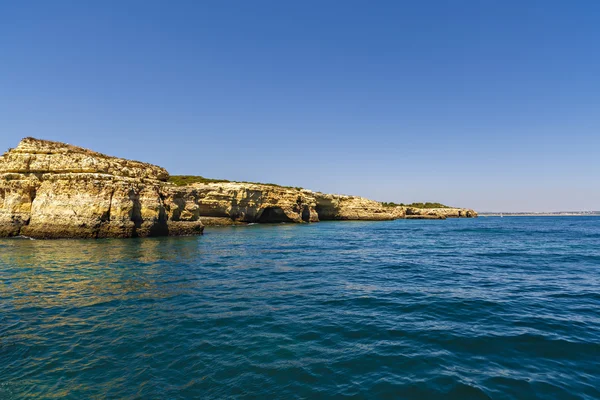 Beautiful landscape with rocky ocean shore — Stock Photo, Image