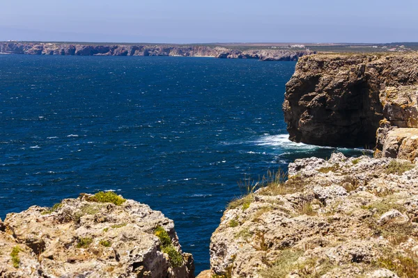 Kayalık okyanus kıyı ile güzel manzara — Stok fotoğraf