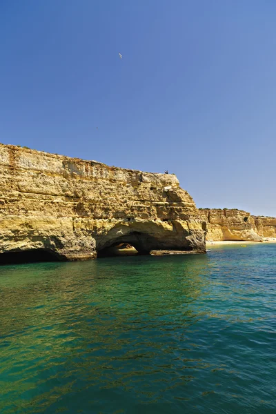 Bellissimo paesaggio con riva rocciosa dell'oceano — Foto Stock