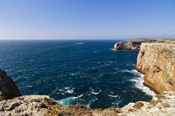 Wunderschöne Landschaft mit felsiger Meeresküste — Stockfoto