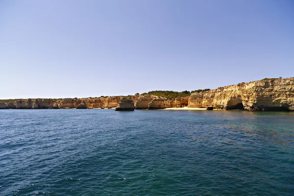 Bela paisagem com costa oceânica rochosa — Fotografia de Stock