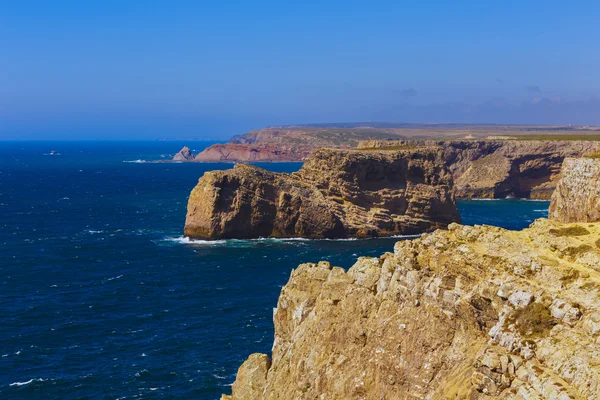 Hermoso paisaje con costa rocosa del océano —  Fotos de Stock