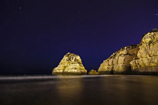 ポルトガルの南で青空と夜のビーチ — ストック写真