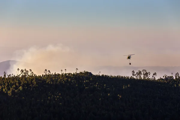 消防ヘリコプター消火水を入れるバケツ — ストック写真