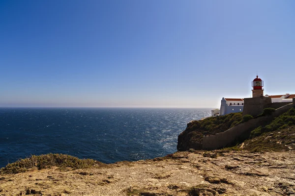 Faro en la cima del acantilado en Cabo Sao Vicente, región del Algarve , —  Fotos de Stock