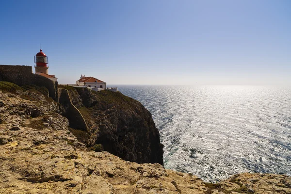 Faro en la cima del acantilado en Cabo Sao Vicente, región del Algarve , —  Fotos de Stock