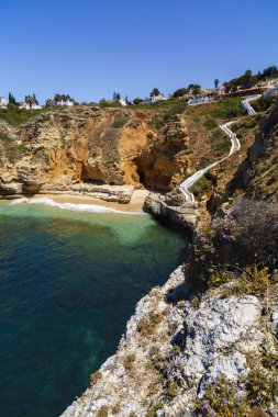 dağlar ve güzel manzaralı Sahil güzel koydur. p