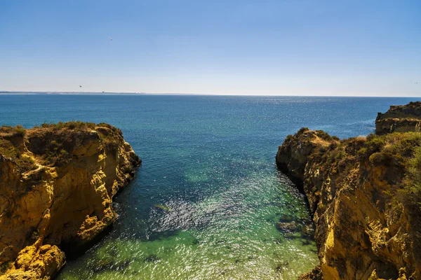 Beautiful bay with mountains and beautiful views of the coast. P — Stock Photo, Image