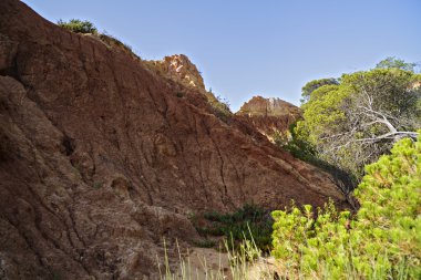 kaya oluşumları okyanus üzerinde