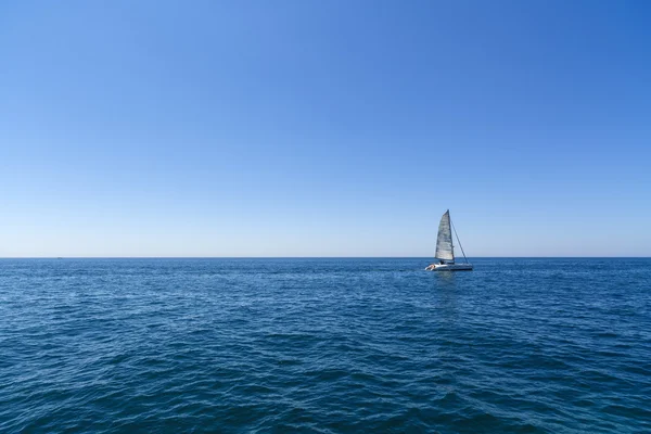 Гоночная яхта в Средиземном море на фоне голубого неба — стоковое фото