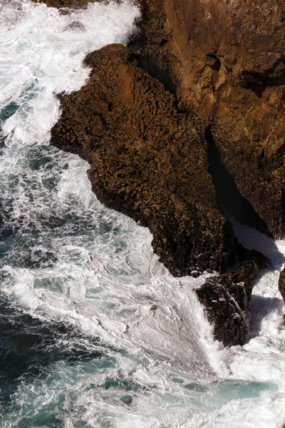 Rock break okyanus dalgaları — Stok fotoğraf