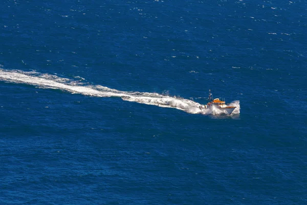 Barco de alta velocidad en el océano — Foto de Stock