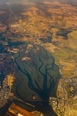 Yukarıda da görüleceği bir nehir kollarında