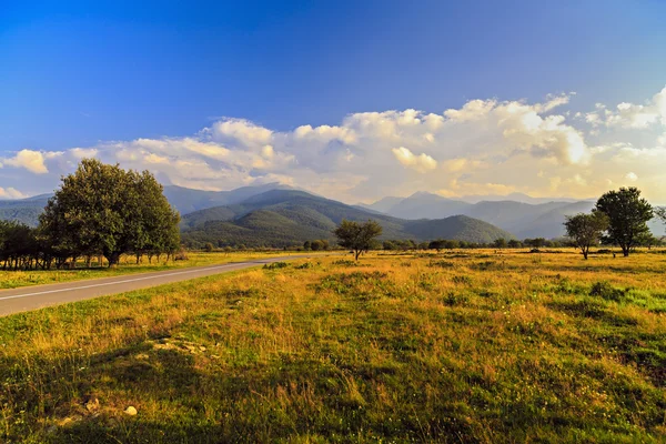 Een mooie bergweg in Fagaras gebergte Roemenië — Stockfoto