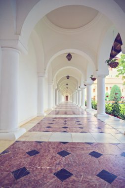 Beyaz sütunlarla güzel lobi