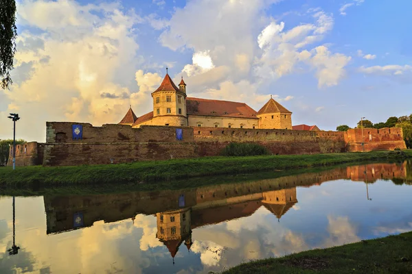 Fortaleza de Fagaras, la ciudad de Fagaras, Rumania — Foto de Stock