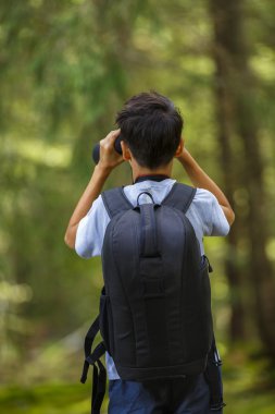 genç çocuk doğada fotoğraf çeker