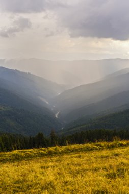 güzel dağ manzarası ile bir vadi c bulutlu gökyüzü altında