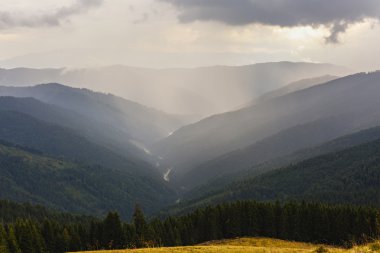 güzel dağ manzarası ile bir vadi c bulutlu gökyüzü altında