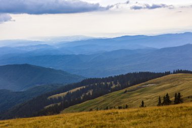 güzel dağ manzarası ile bir vadi c bulutlu gökyüzü altında
