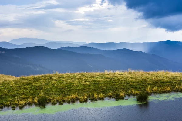 Horská krajina v zelené wally s crystal lake — Stock fotografie