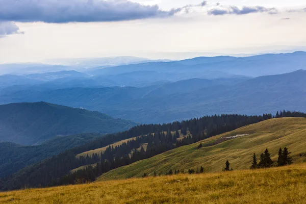 Wunderschöne Berglandschaft mit einem Tal unter bewölktem Himmel in — Stockfoto