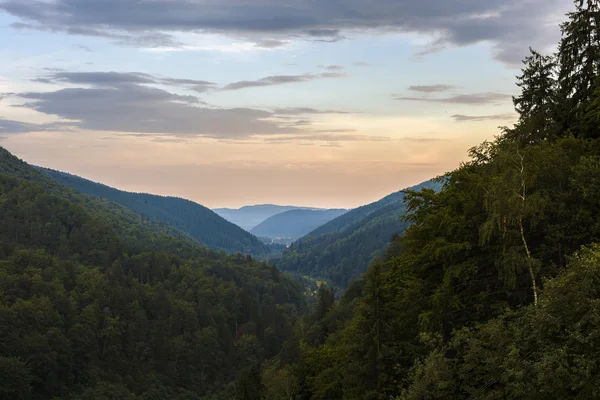 C の曇り空の下で谷の美しい山の風景 — ストック写真