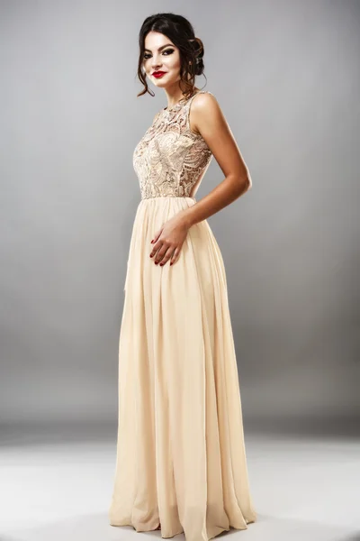 Schoonheid stijlvolle brunette mannequin in elegante jurk met lange — Stockfoto