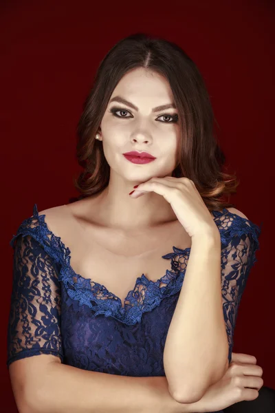 Portrait de belle femme brune avec robe en dentelle marine — Photo