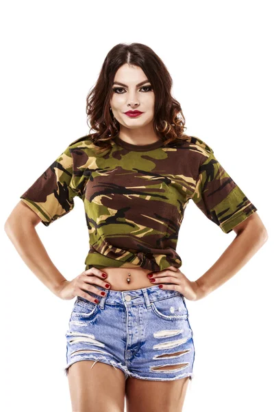 Mooie vrouw in camouflage shirt en spijkerbroek, style concept — Stockfoto