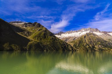 Pastoral yaz manzarası ile dağ gölü Alpleri'nde temizleyin