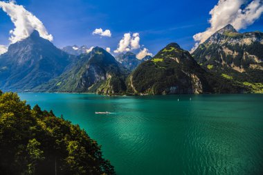 Pastoral yaz manzarası ile dağ gölü Alpleri'nde temizleyin