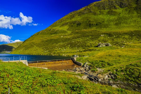 田园诗般的夏日风景与清除在阿尔卑斯山的高山湖泊 — 图库照片