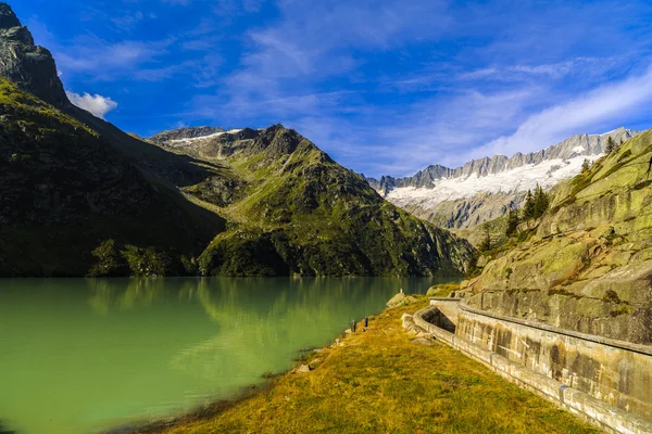 Idyllische Sommerlandschaft mit klarem Bergsee in den Alpen — Stockfoto