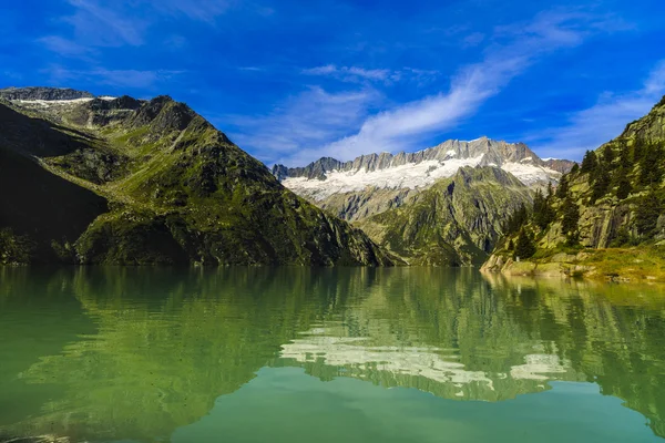 Idyllische Sommerlandschaft mit klarem Bergsee in den Alpen — Stockfoto